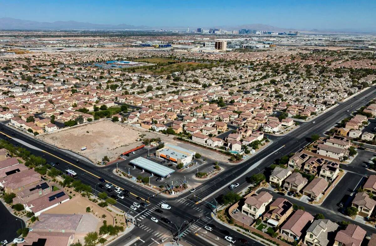 Una vista aérea de la vivienda como se ve desde la esquina de Fort Apache y Warm Springs Roads ...