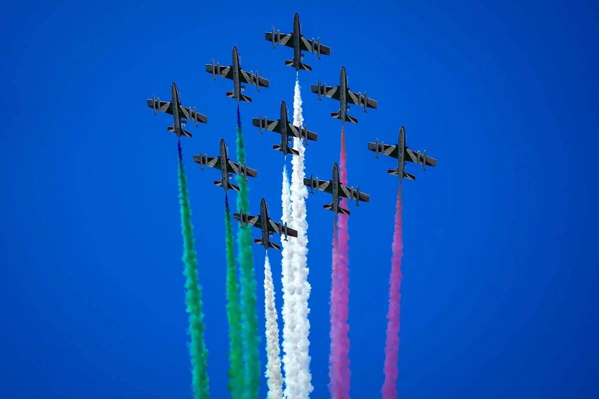 Aviones del escuadrón acrobático de la Fuerza Aérea Italiana Frecce Tricolori sobrevuelan la ...