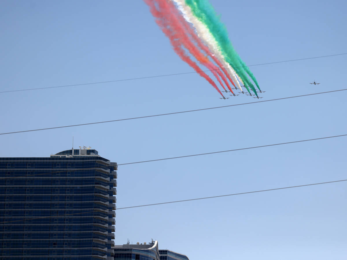 El escuadrón de demostración de la Fuerza Aérea Italiana Frecce Tricolori sobrevuela el Stri ...