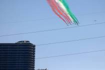 El escuadrón de demostración de la Fuerza Aérea Italiana Frecce Tricolori sobrevuela el Stri ...