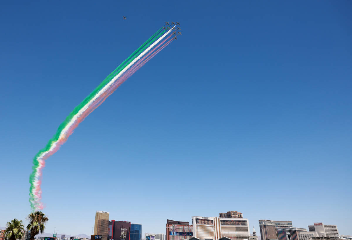 El escuadrón de demostración de la Fuerza Aérea Italiana Frecce Tricolori sobrevuela el Stri ...