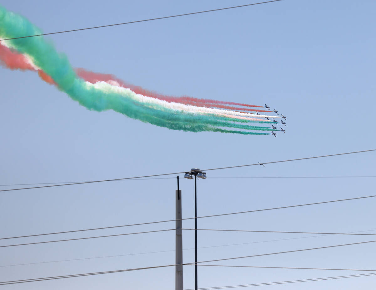 El escuadrón de demostración de la Fuerza Aérea Italiana Frecce Tricolori sobrevuela el Stri ...