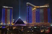 Nueva iluminación LED en el exterior del Mandalay Bay Resort and Casino y Delano Las Vegas. (C ...