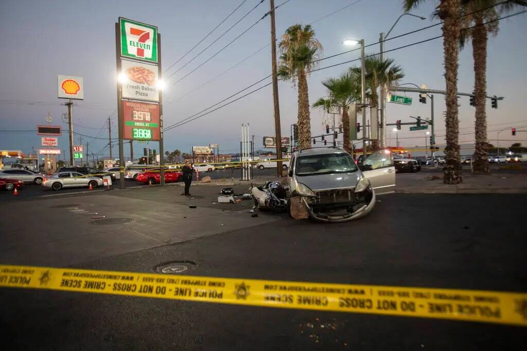 Equipos del Departamento de Policía Metropolitana investigan la escena de un accidente en el 7 ...