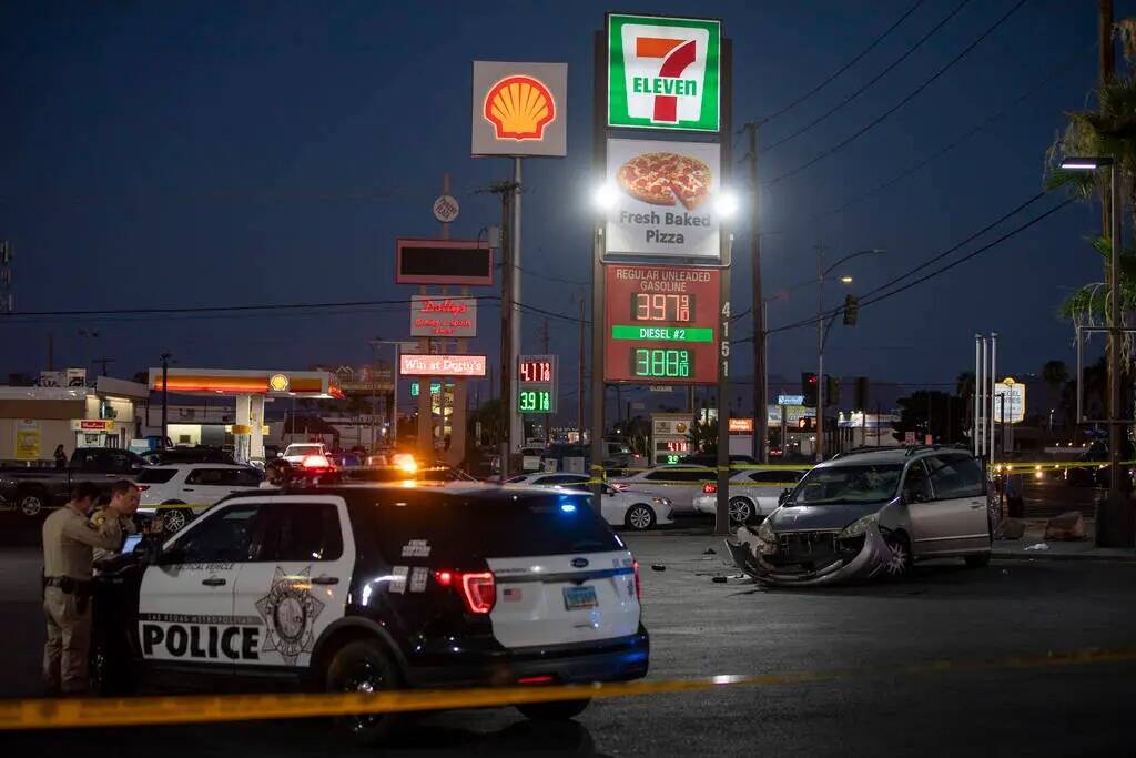 Equipos del Departamento de Policía Metropolitana investigan la escena de un accidente en el 7 ...