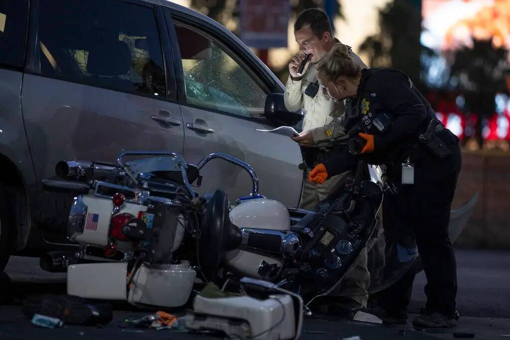 Equipos del Departamento de Policía Metropolitana investigan la escena de un accidente en el 7 ...