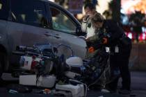 Equipos del Departamento de Policía Metropolitana investigan la escena de un accidente en el 7 ...