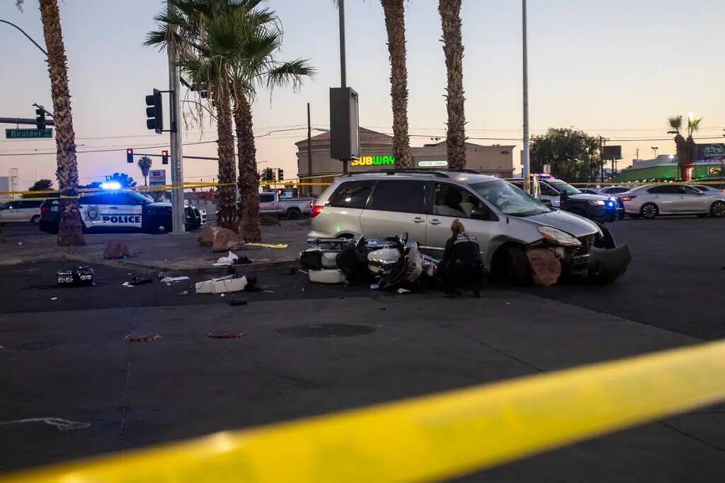 Equipos del Departamento de Policía Metropolitana investigan la escena de un accidente en el 7 ...