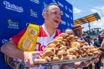 ARCHIVO - Joey Chestnut, ganador del Concurso Internacional de Comer Hot dogs de Nathan's Famou ...