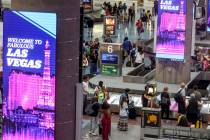 Viajeros en la zona de reclamo de equipaje del Aeropuerto Internacional Harry Reid, en Las Vega ...