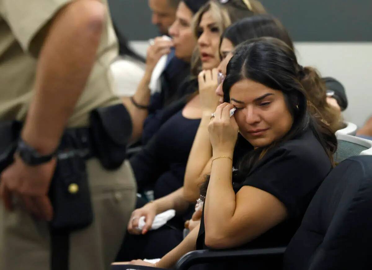 Anabel Sarabia, la madre de Angelina “Angie” Erives, llora mientras asiste a la sentencia d ...