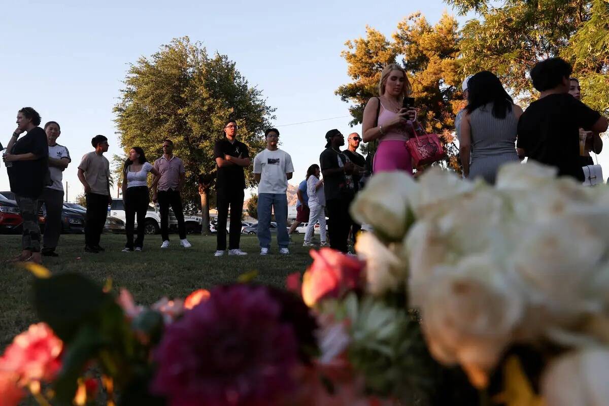 Amigos y familiares de Alondra Rivera se reúnen para una vigilia en Winterwood Park el miérco ...