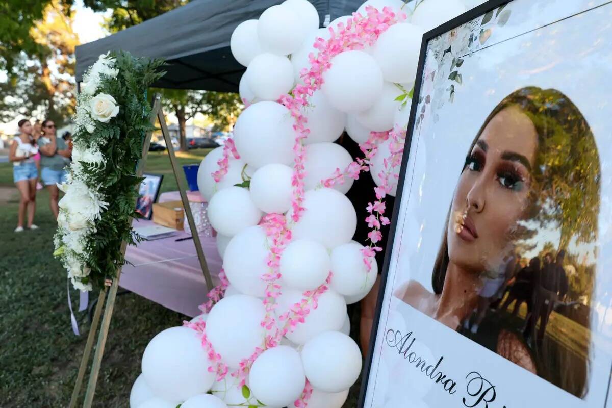 Una vigilia por Alondra Rivera, 28, se establece en Winterwood Park el miércoles, 3 de julio d ...