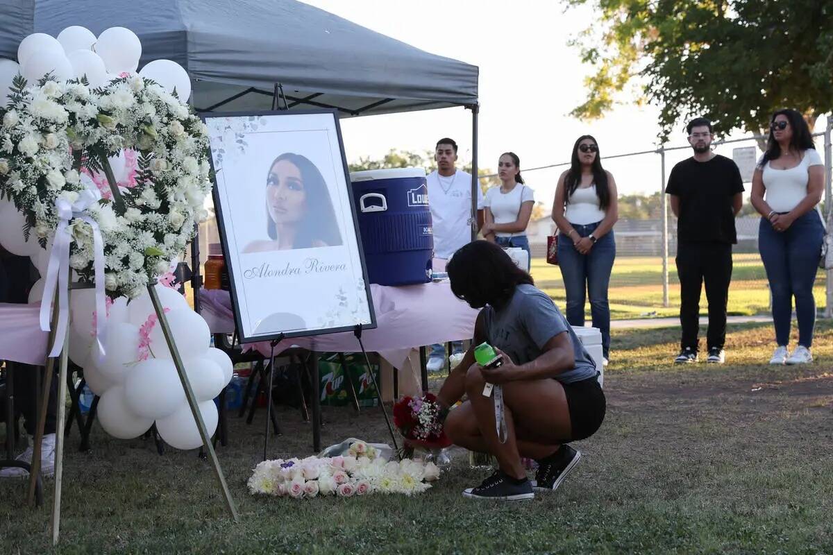 Un ser querido de Alondra Rivera coloca flores durante una vigilia en Winterwood Park el miérc ...