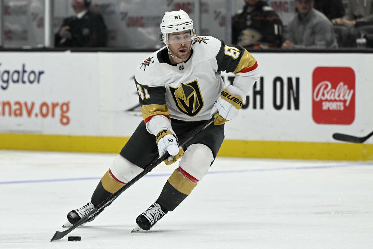 El ala derecha de los Vegas Golden Knights Jonathan Marchessault (81) juega contra los Anaheim ...