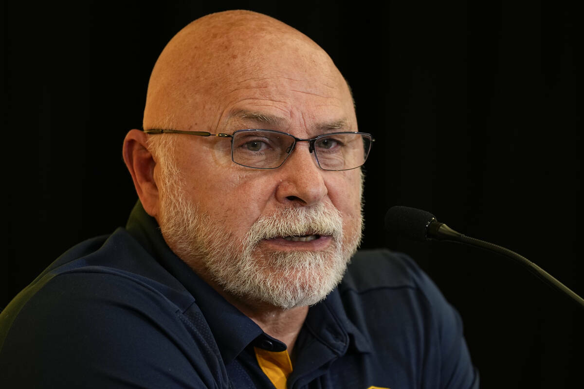 El gerente general de los Nashville Predators, Barry Trotz, habla durante una rueda de prensa e ...