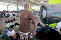 David West, de 59 años, habla con un reportero mientras se refresca en el Courtyard Homeless R ...