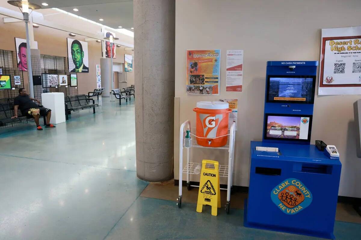 Una estación de enfriamiento se muestra en Pearson Community Center en Las Vegas, el miércole ...