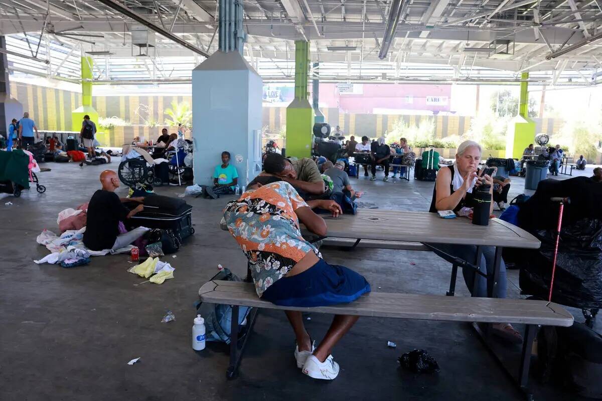 En Courtyard Homeless Resource Center, en Las Vegas, la gente combate el calor con agua y sombr ...