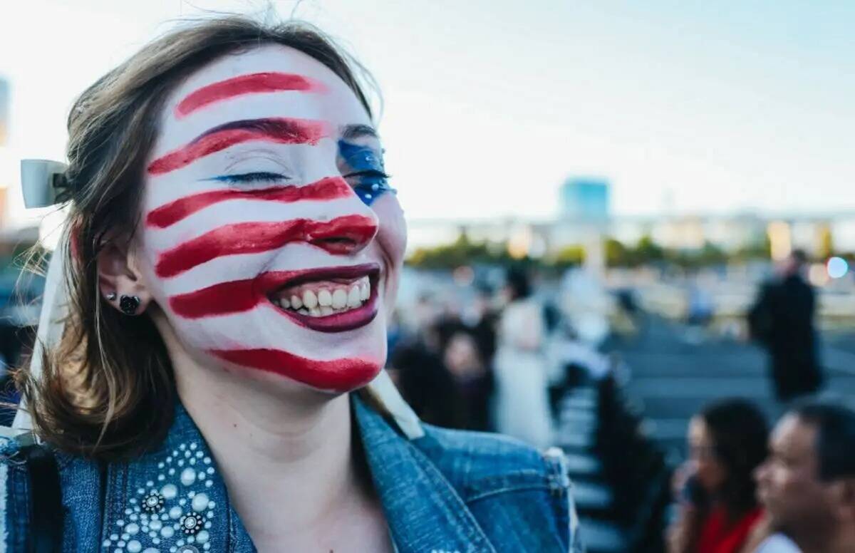 Michelle Harrington, de 18 años, ríe con la cara llena de pintura para el 4 de julio en el Sp ...