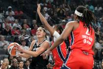 La escolta de Las Vegas Aces Kelsey Plum (10) enfrenta la defensa de las Washington Mystics dur ...