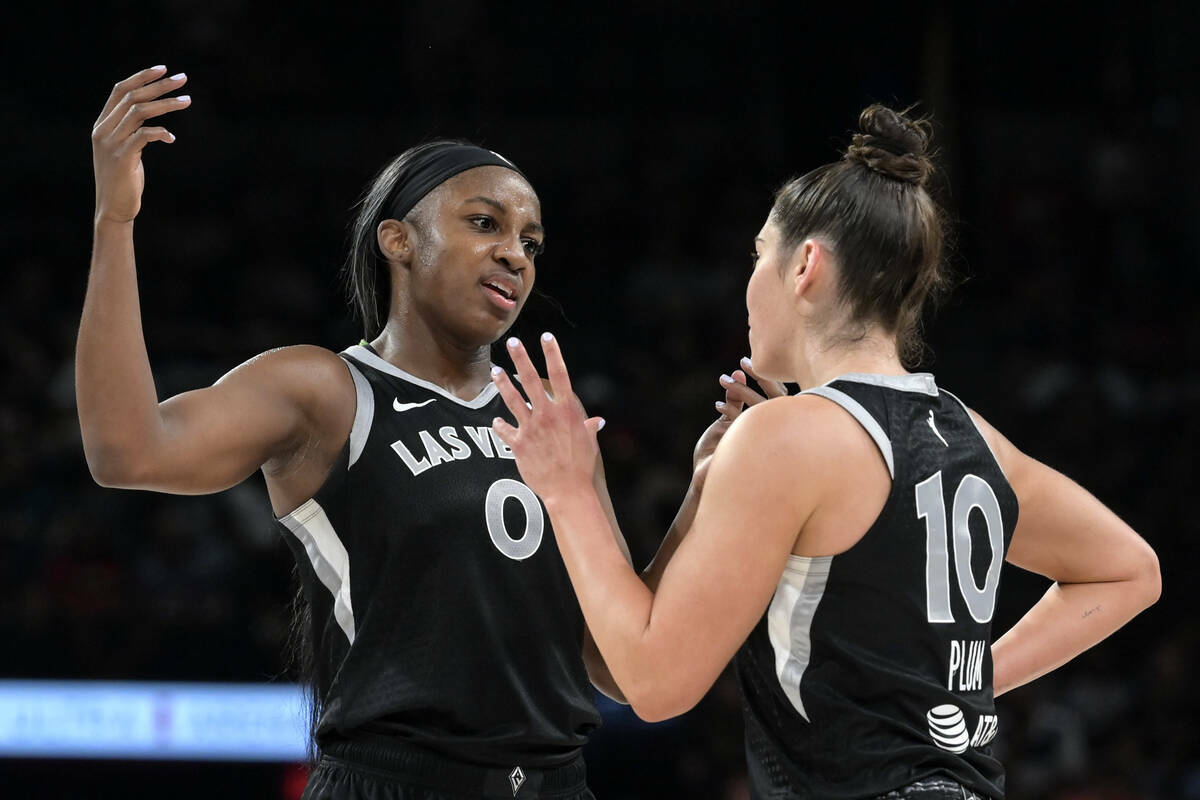 Las escoltas de Las Vegas Aces Jackie Young (0) Kelsey Plum (10) dialogan durante un descanso e ...