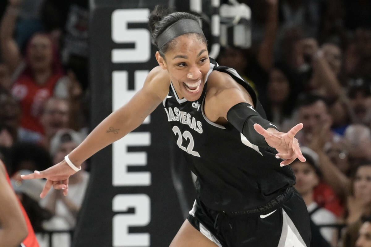 La centro de Las Vegas Aces A'ja Wilson (22) celebra una jugada contra las Washington Mystics d ...