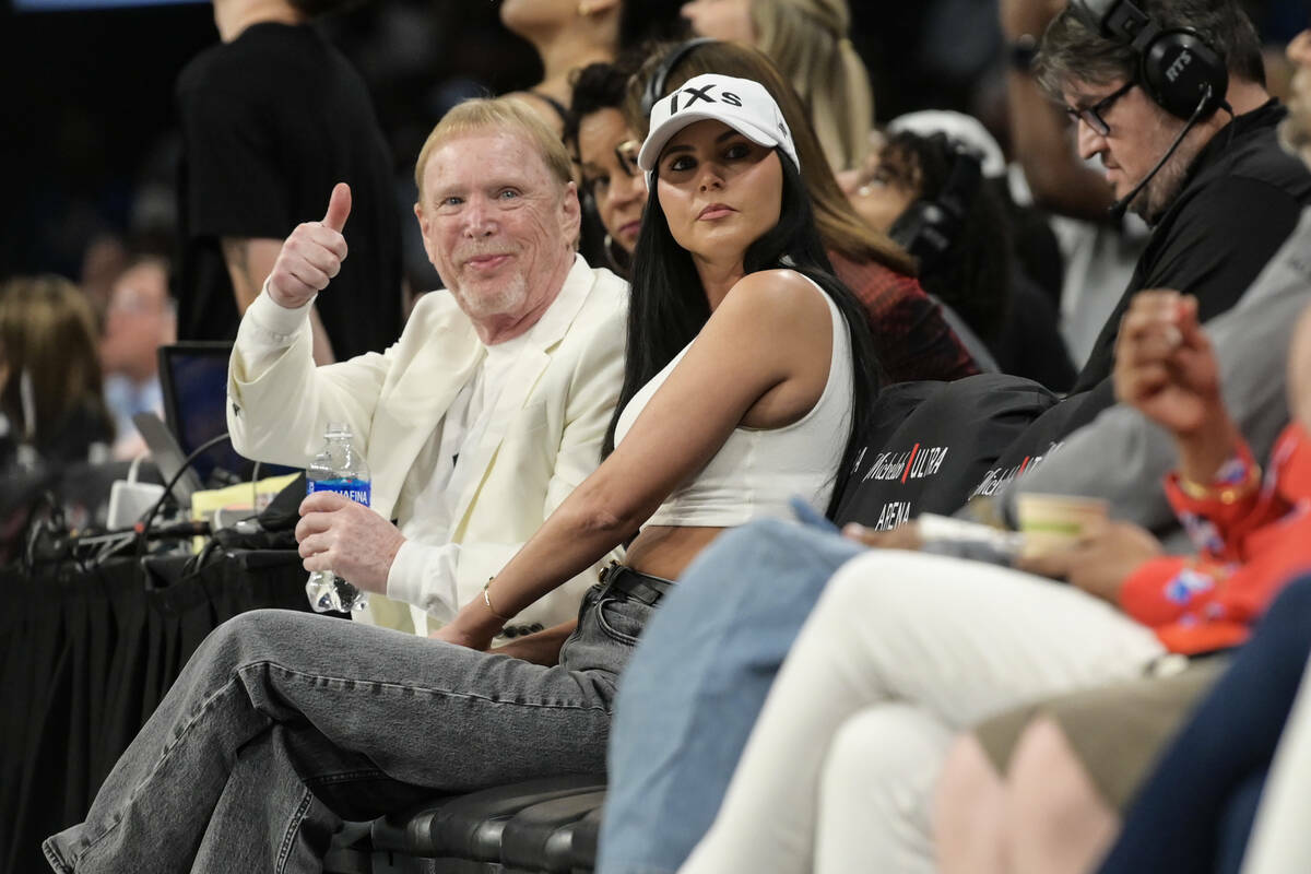 El dueño de Las Vegas Aces, Mark Davis, muestra un pulgar hacia arriba a un amigo durante la s ...