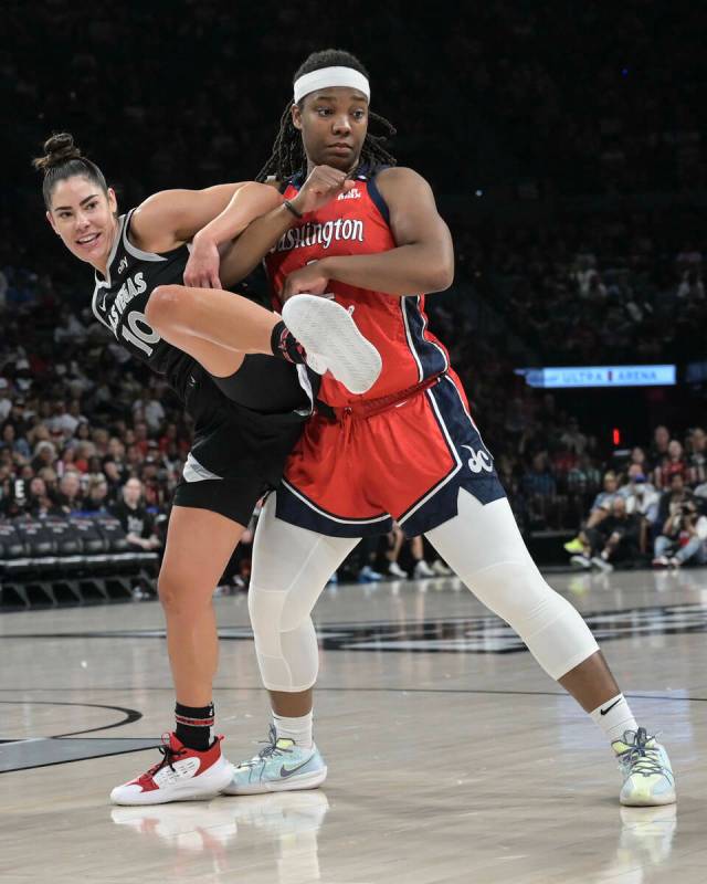 La escolta de Las Vegas Aces Kelsey Plum (10) se enreda con la alero de las Washington Mystics ...