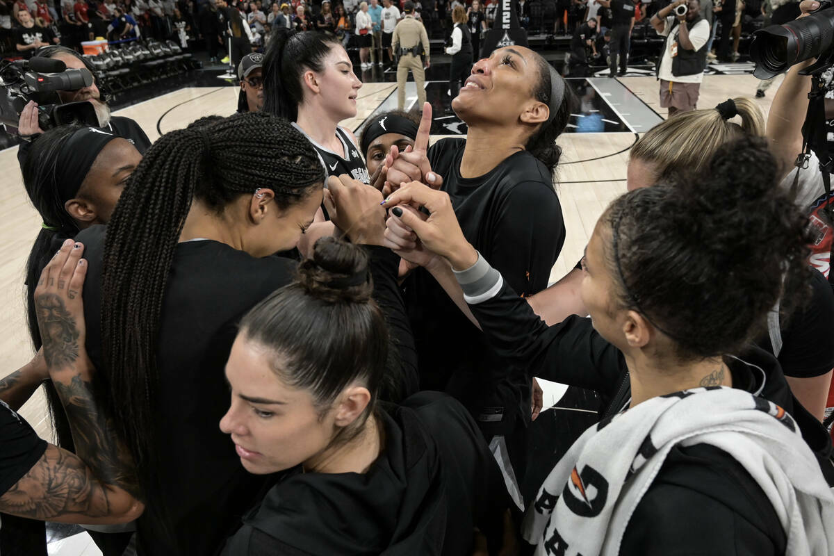 Las Vegas Aces se reúnen tras su partido de la WNBA contra las Washington Mystics, el jueves 4 ...