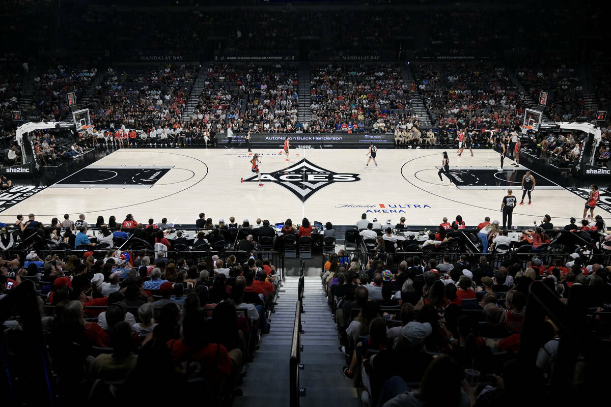 Las Vegas Aces se enfrentan a las Washington Mystics durante la primera parte de su partido de ...