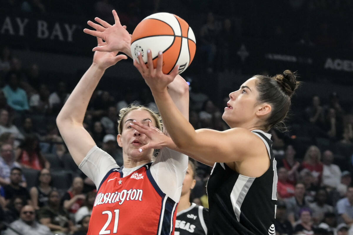 La escolta de Las Vegas Aces Kelsey Plum (10) supera a la alero de las Washington Mystics Emily ...