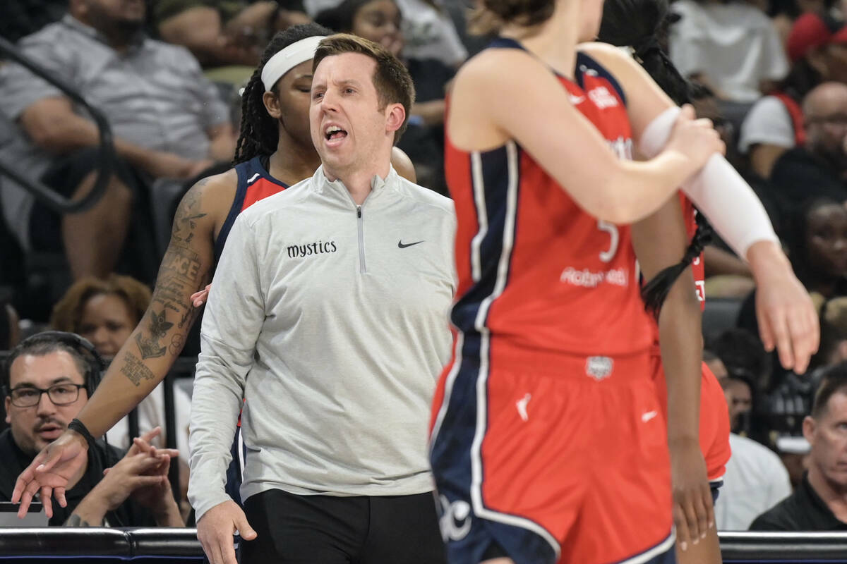 El entrenador de las Washington Mystics, Eric Thibault, dirige a su equipo contra Las Vegas Ace ...