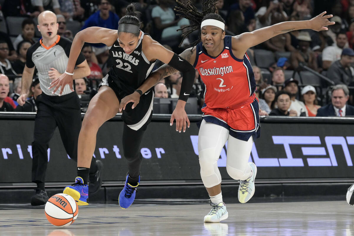 La centro de Las Vegas Aces A'ja Wilson (22) y la alero de las Washington Mystics Myisha Hines- ...