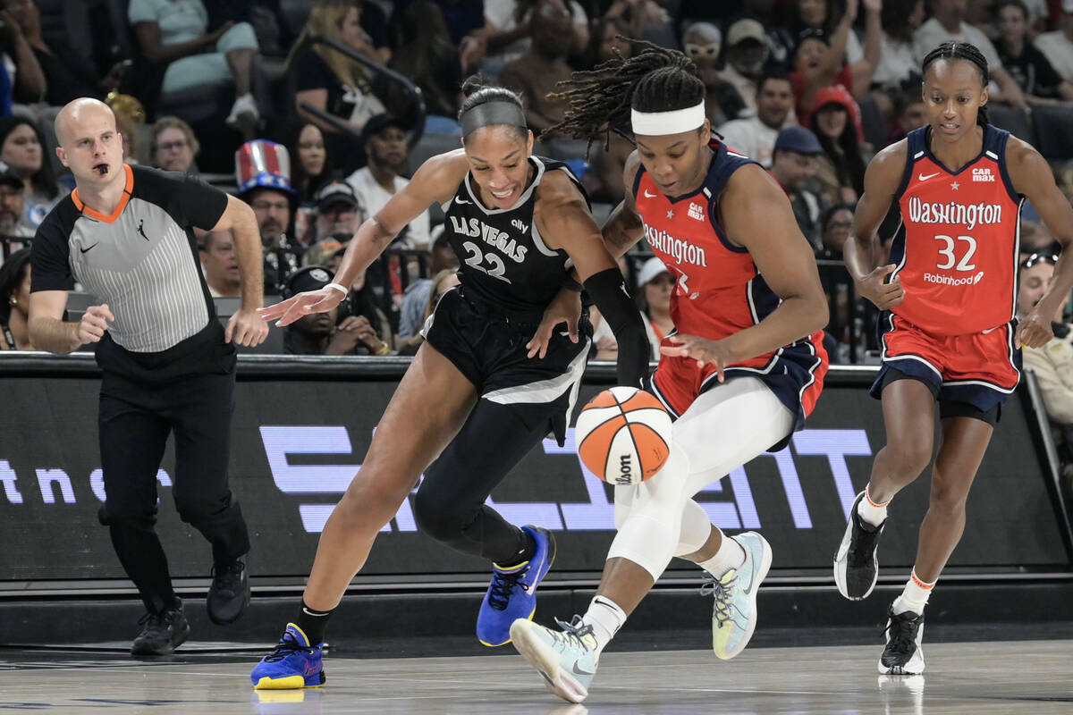 La centro de Las Vegas Aces A'ja Wilson (22) roba el balón a la alero de Washington Mystics My ...