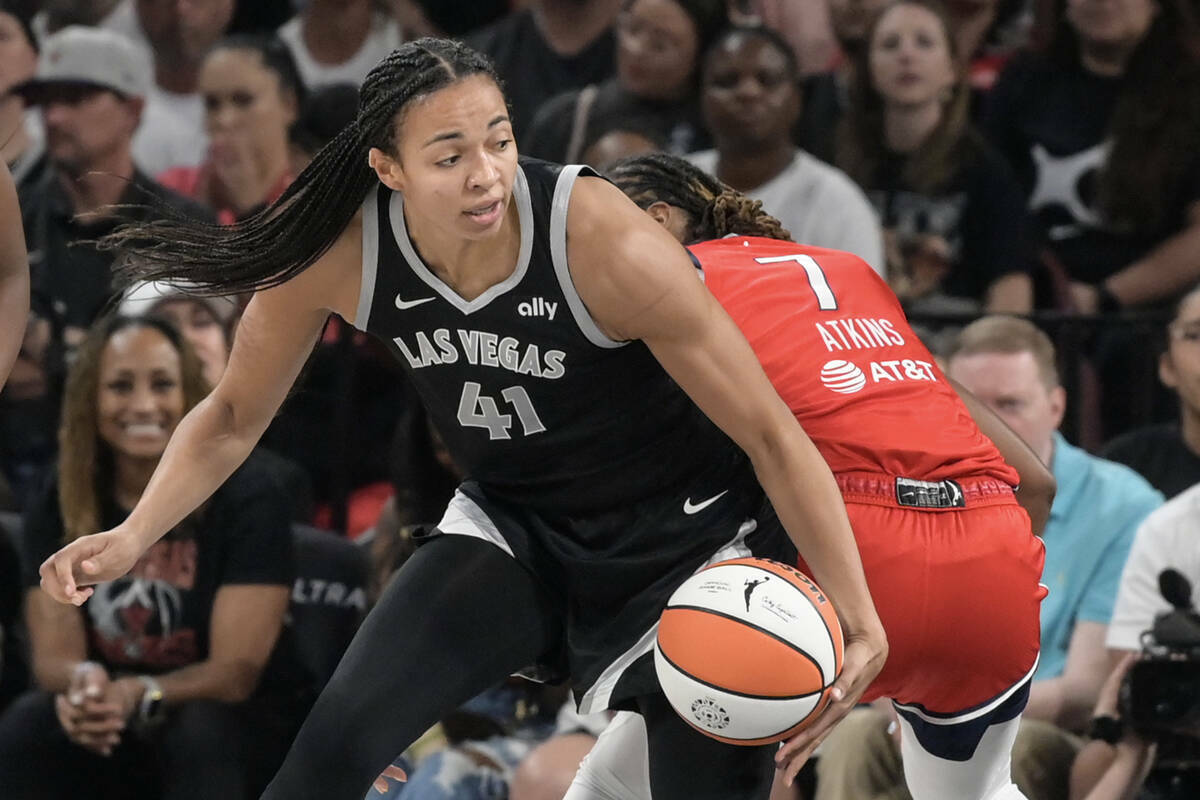 La centro de Las Vegas Aces Kiah Stokes (41) esquiva a la escolta de las Washington Mystics Ari ...