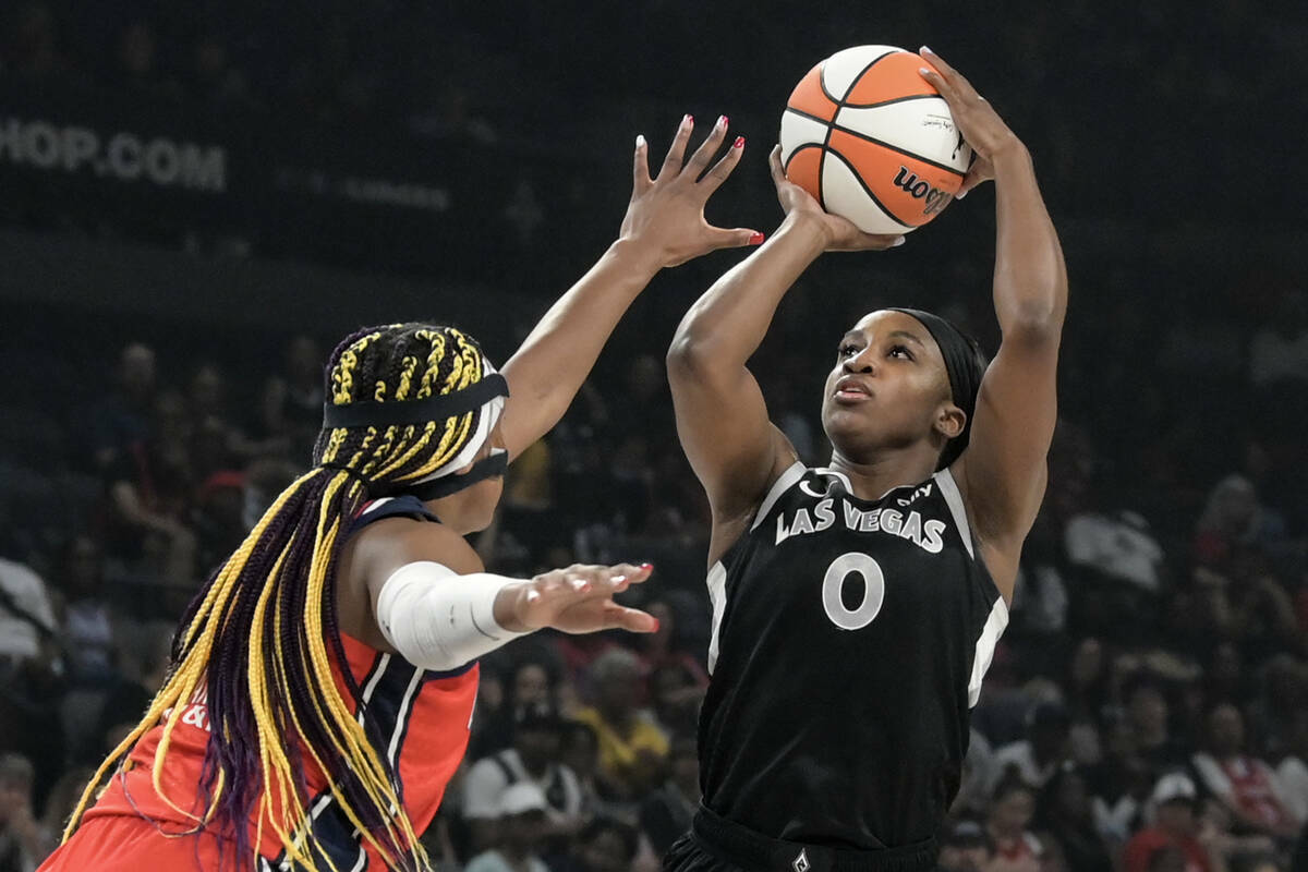 La alero de las Washington Mystics Aaliyah Edwards (24) defiende frente a la escolta de Las Veg ...