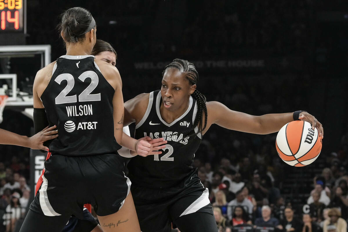 La centro de Las Vegas Aces A'ja Wilson (22) recupera para la escolta de Las Vegas Aces Chelsea ...