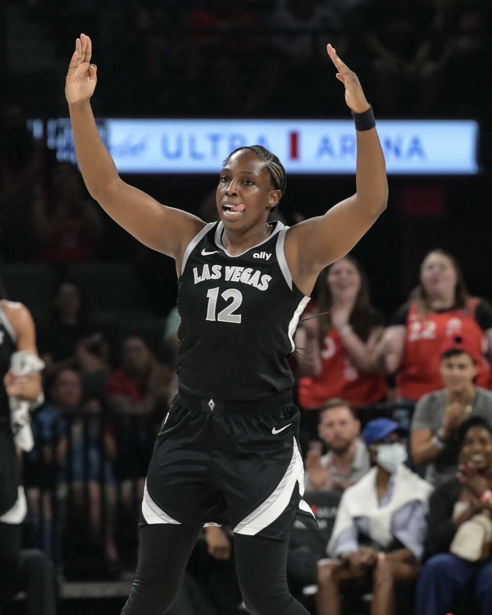 La escolta de Las Vegas Aces Chelsea Gray (12) celebra una canasta de tres puntos contra las Wa ...