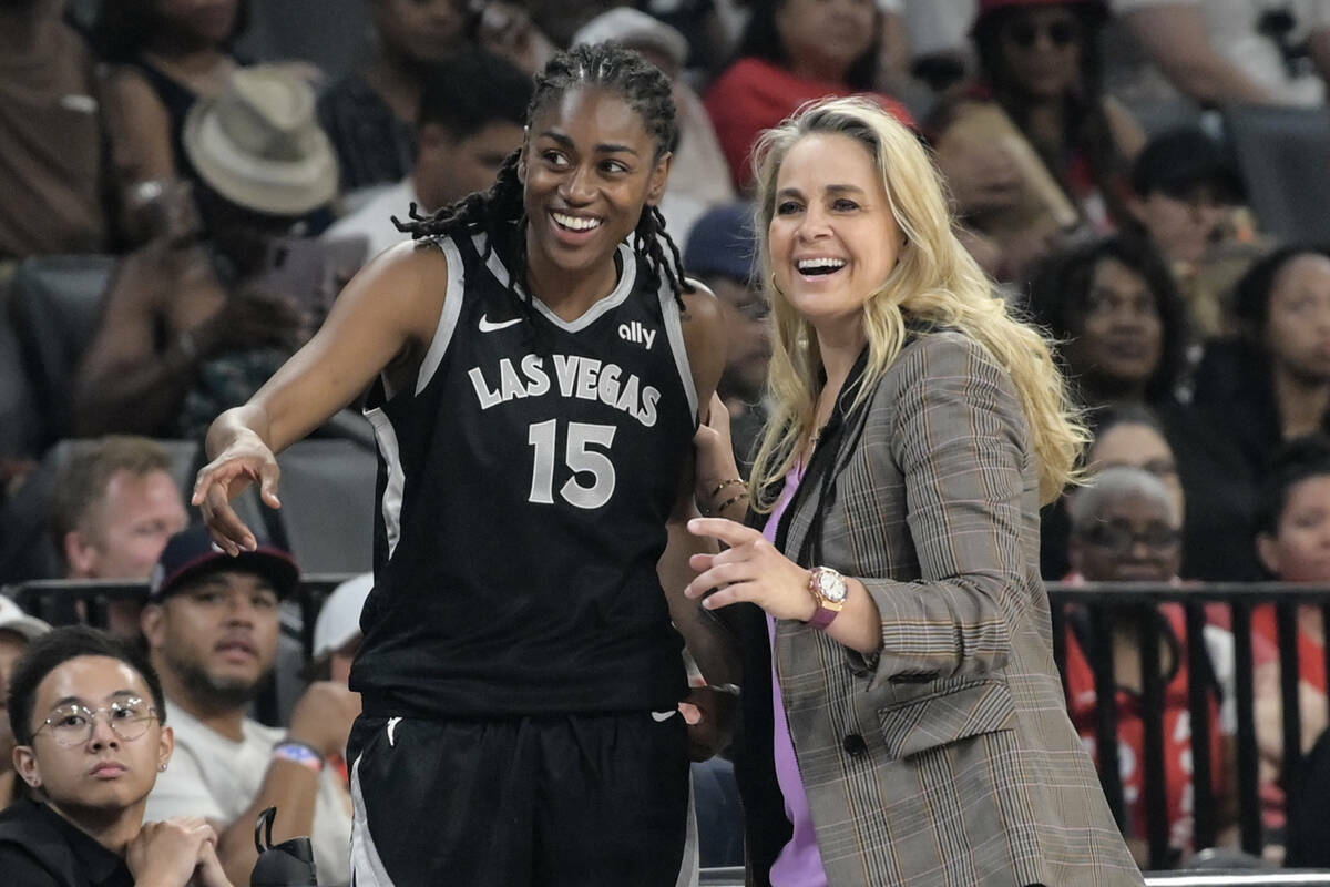 La escolta de Las Vegas Aces Tiffany Hayes (15) y la entrenadora Becky Hammon durante la primer ...