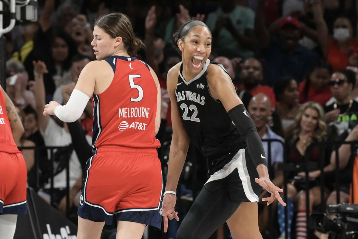 La centro de Las Vegas Aces A'ja Wilson (22) celebra una jugada contra las Washington Mystics d ...