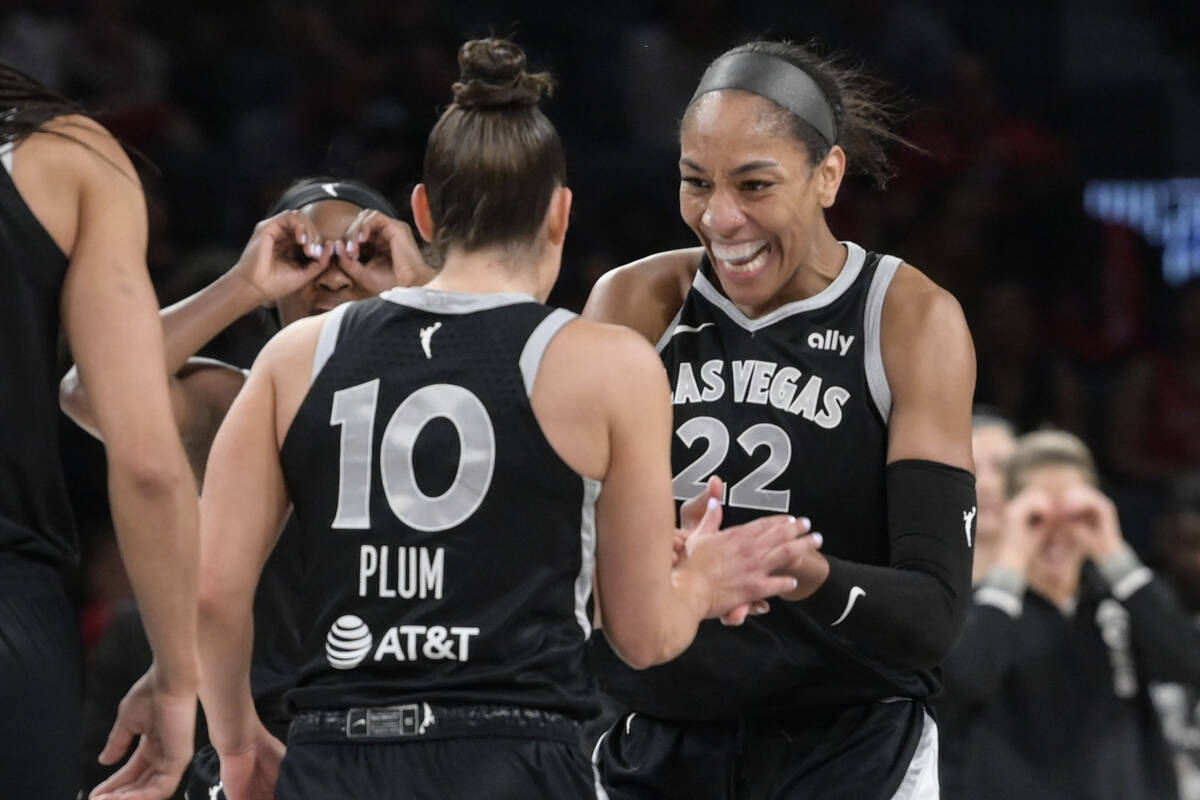 La escolta Kelsey Plum (10) y la centro A'ja Wilson (22) de Las Vegas Aces celebran una canasta ...