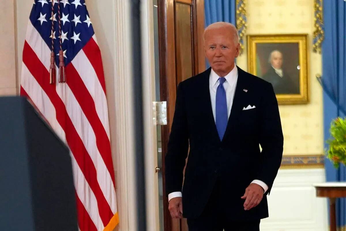 El presidente Joe Biden llega para hablar en el Cross Hall de la Casa Blanca, el lunes 1° de j ...