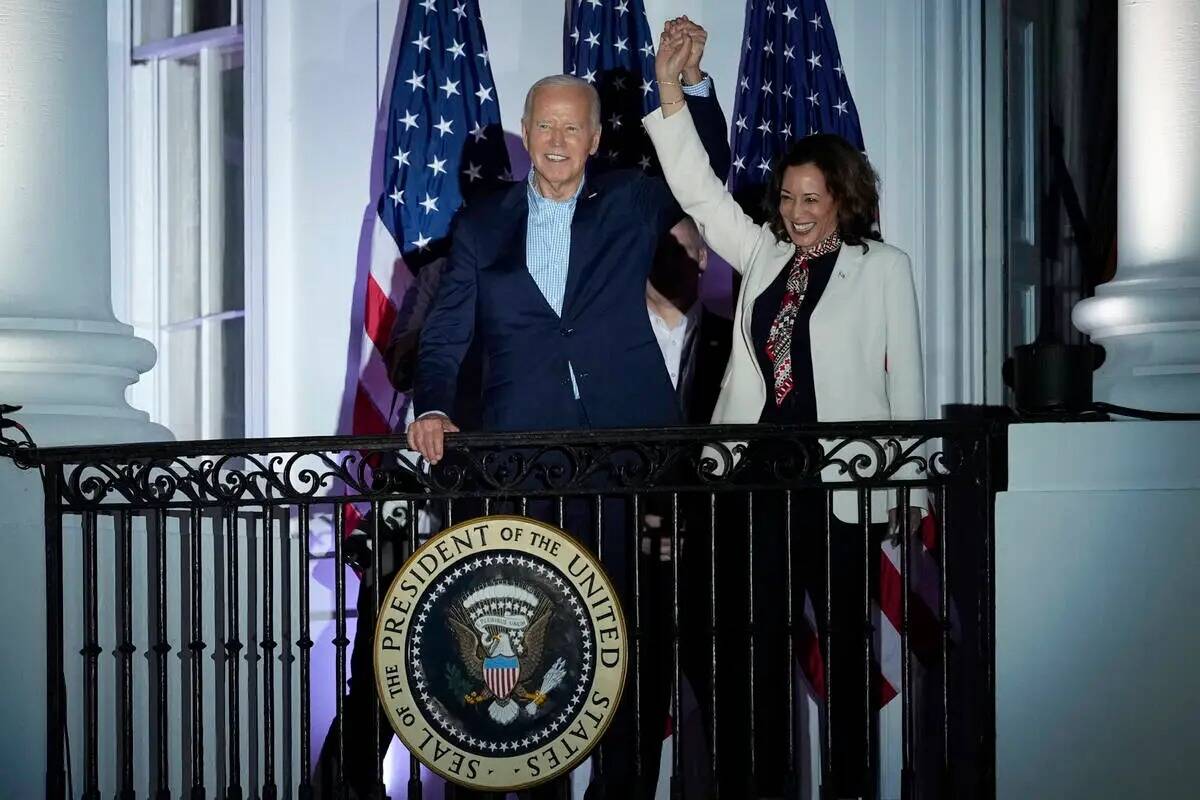 El presidente Joe Biden y la vicepresidenta Kamala Harris se dan la mano después de ver los fu ...