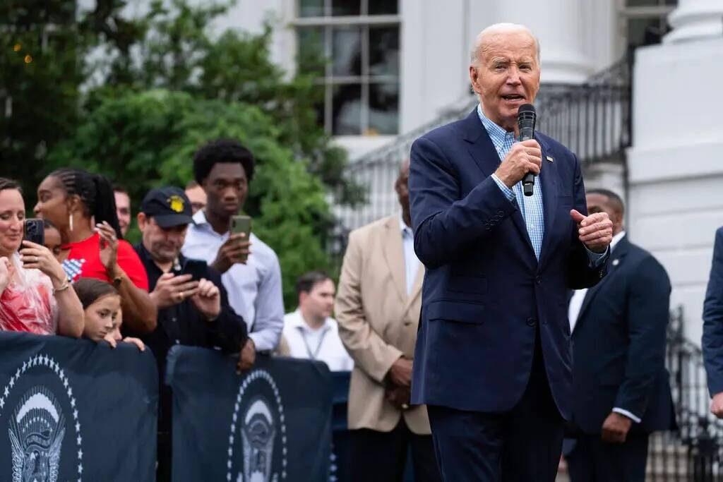 El presidente Joe Biden habla durante una barbacoa con miembros del servicio militar en activo ...