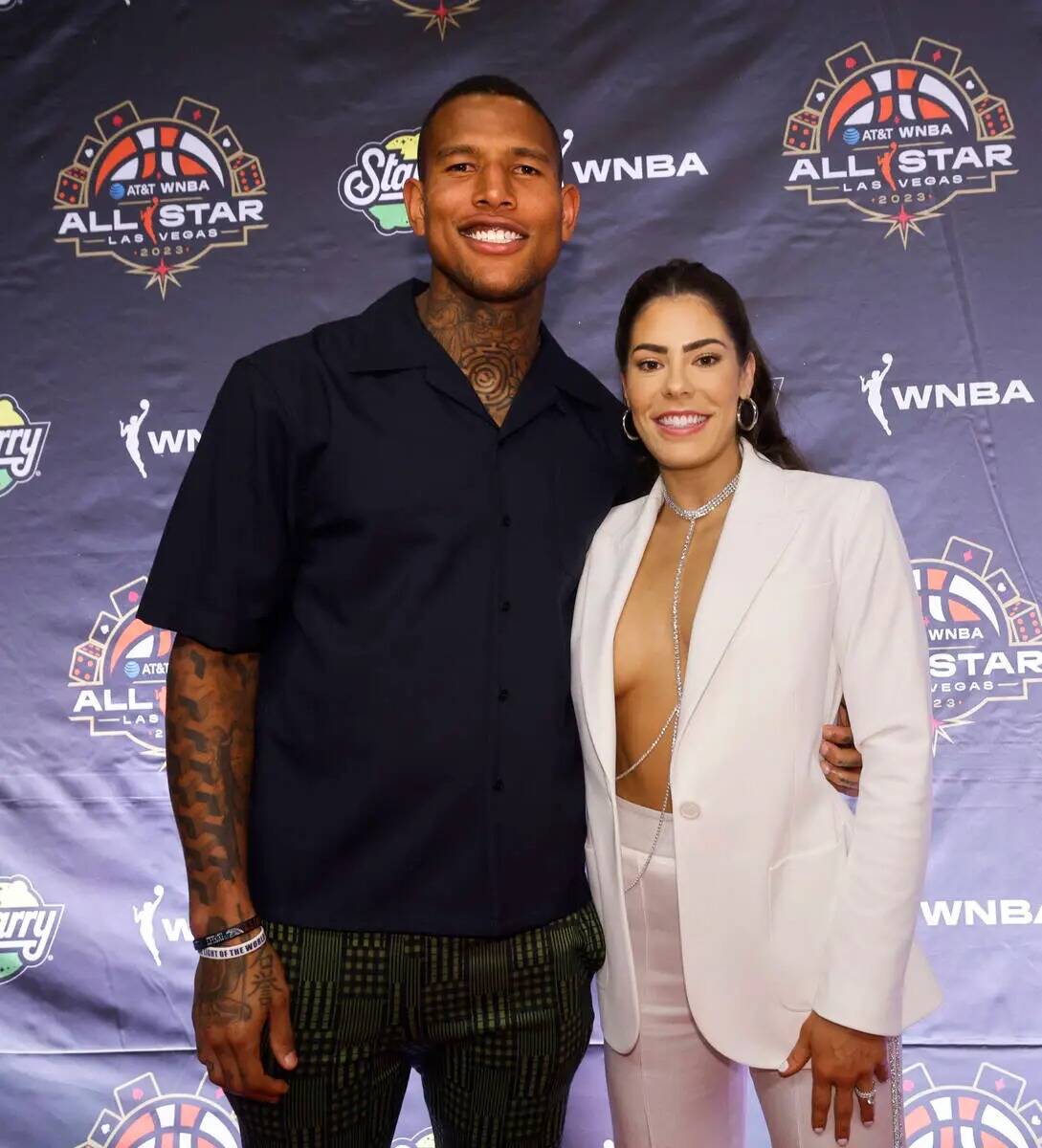 Kelsey Plum de Las Vegas Aces posa para una foto con Darren Waller de New York Giants en la alf ...