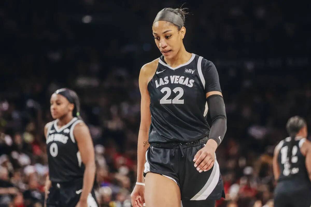 La pívot de las Aces A'ja Wilson (22) camina por la cancha durante un partido de básquetbol d ...