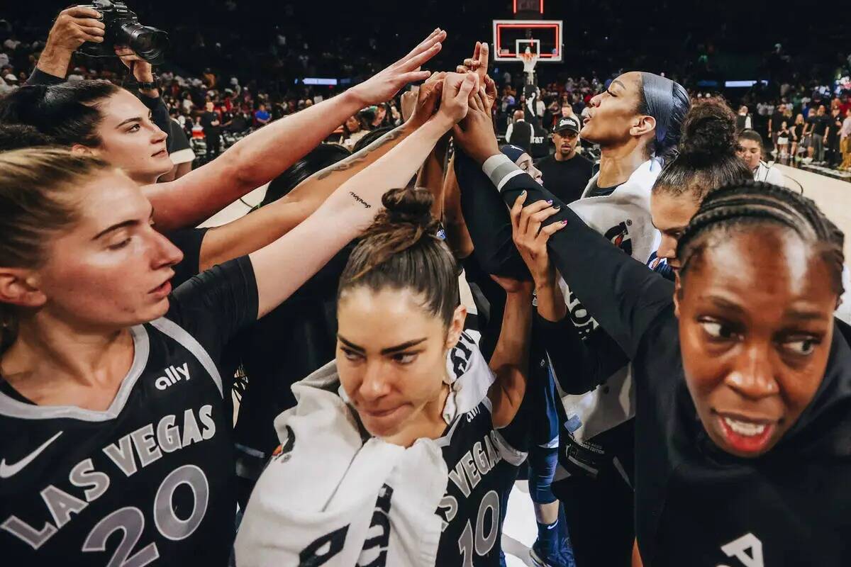 Las Aces se dan la mano después de vencer a las Dallas Wings 104-85 durante un partido de bás ...