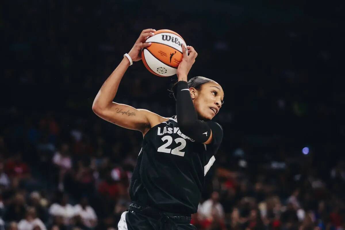 La pívot de las Aces A'ja Wilson (22) toma el balón mientras baja del aro durante un partido ...