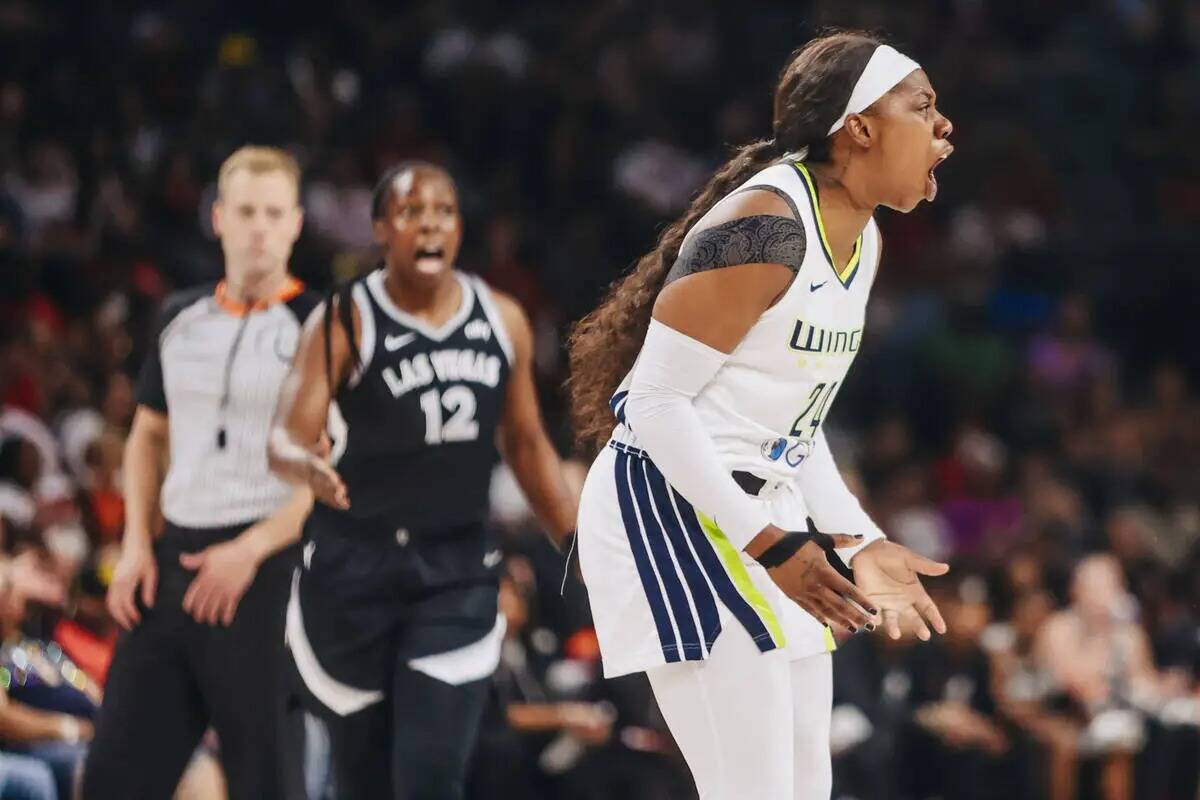 La escolta de las Dallas Wings Arike Ogunbowale (24) grita a un árbitro durante un partido de ...